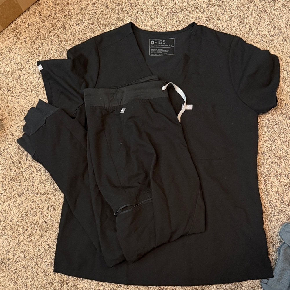 Figs Jet Black Scrub Ensemble